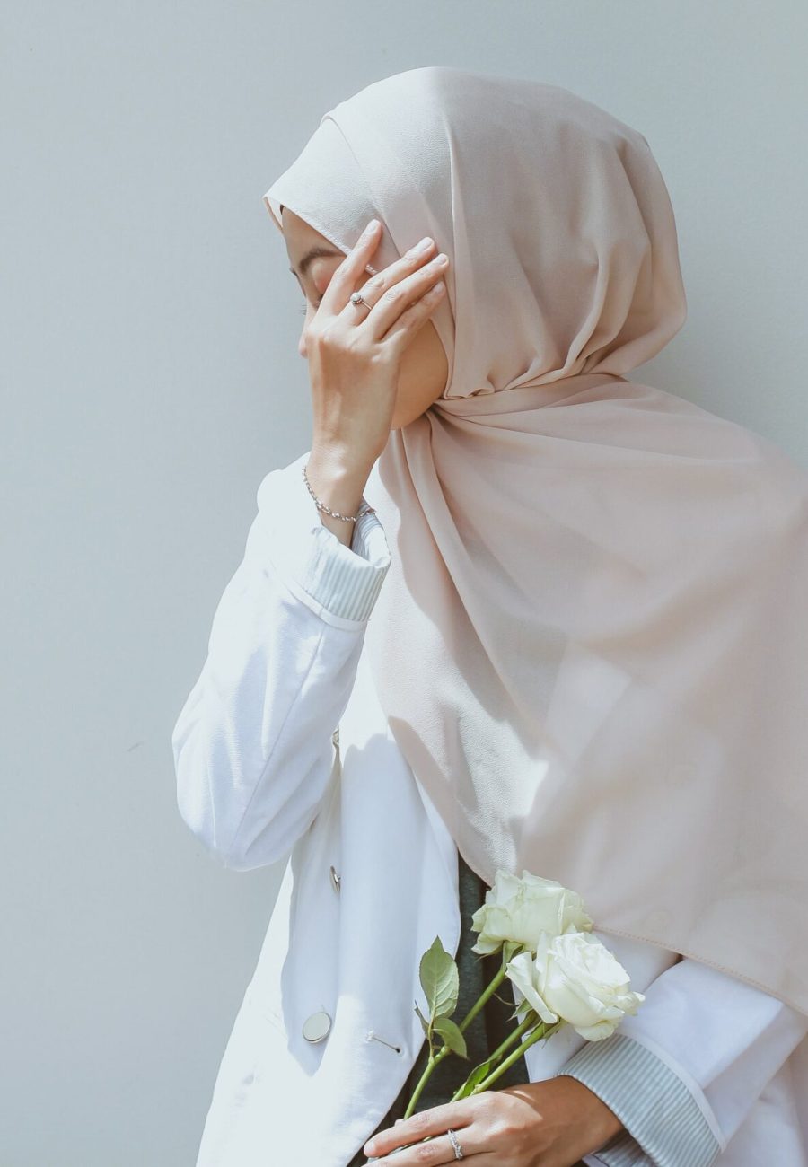 Contoh Gambarmuslim-woman-with-scarf-covering-her-face-with-han-2021-08-30-18-53-34-utcContoh Gambar-min