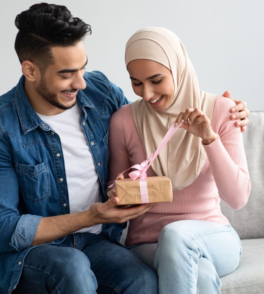 Contoh Gambarromantic-muslim-couple-celebrating-marriage-annive-2022-12-16-08-07-11-utcContoh Gambar-min